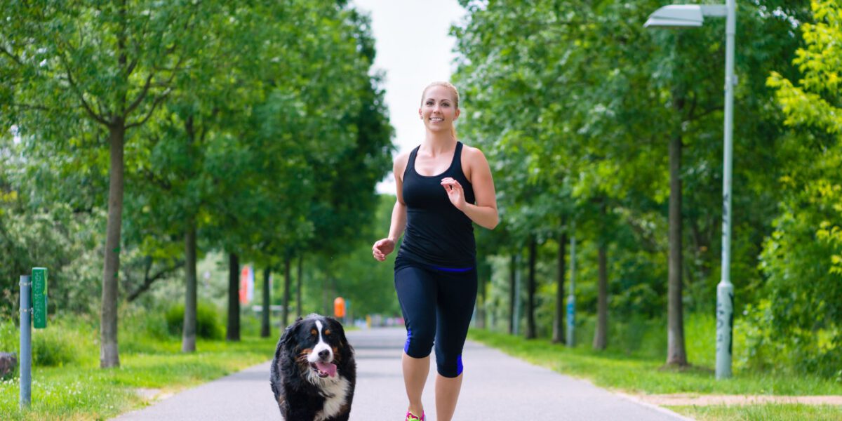 I benefici della corsa con il cane e gli accessori essenziali